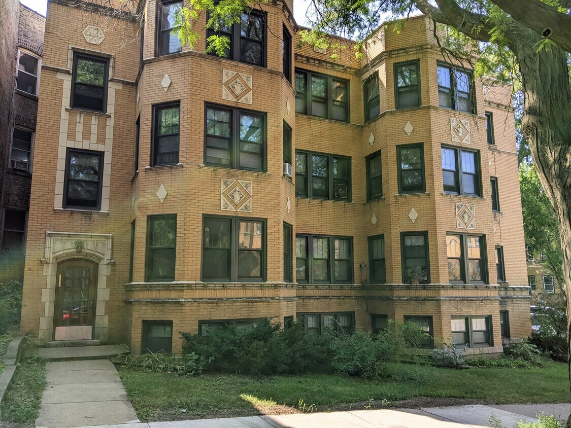 Foto principal - 6449 N Hoyne Ave