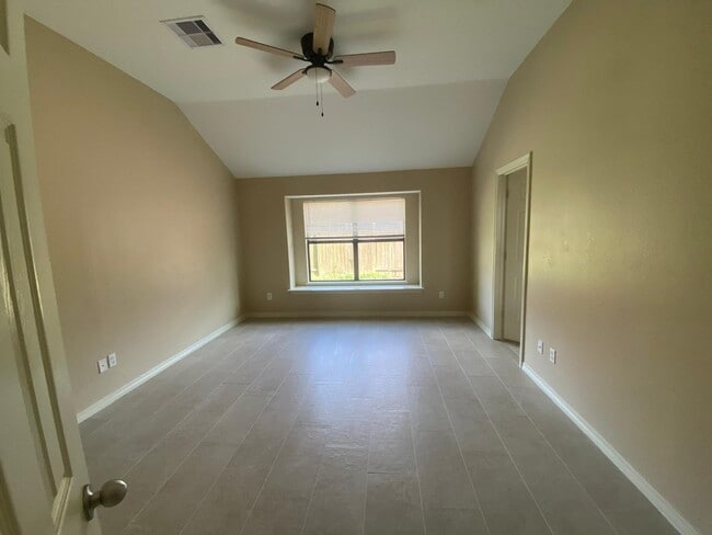 Building Photo - 956 Oak Falls Dr
