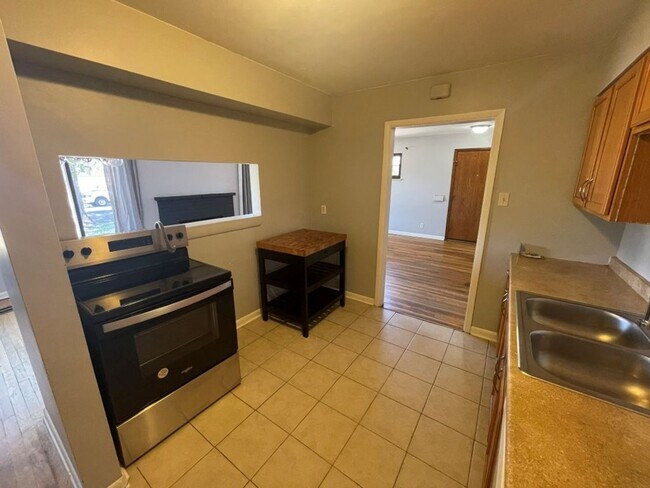 Building Photo - Spacious 3 bed/1 bath w/W/D and 2 car garage