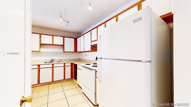 Foto del edificio - 14830 Naranja Lakes Blvd