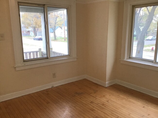 Building Photo - Roomy 3 Bedroom Single Family Home ( Frank...