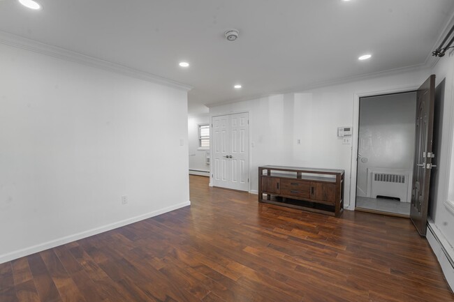 Foto del edificio - 157 Roosevelt Ave