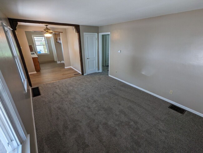 Building Photo - Cozy Cape Cod with Dining Area and 1.5 Car...