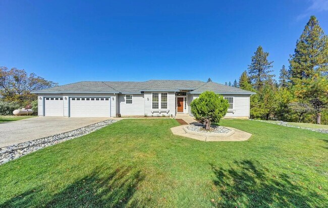 Building Photo - Beautiful 3 bedroom 2 bathroom Home in Beautiful Weimar!