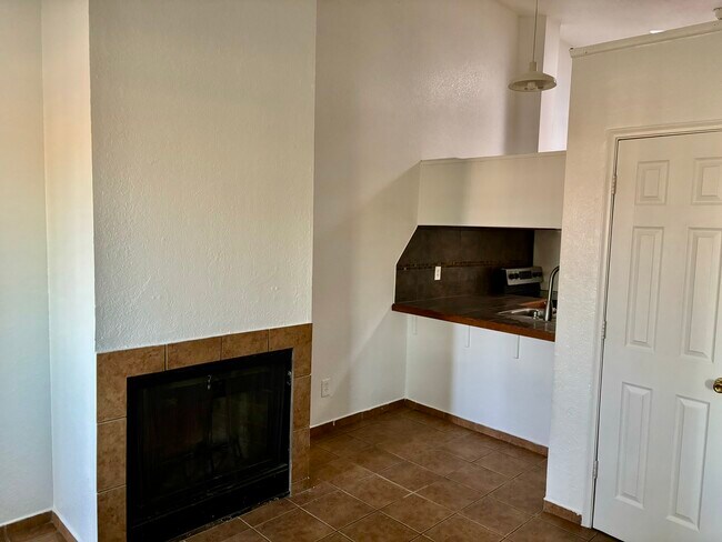 Foto del edificio - 411 E Thoroughbred St