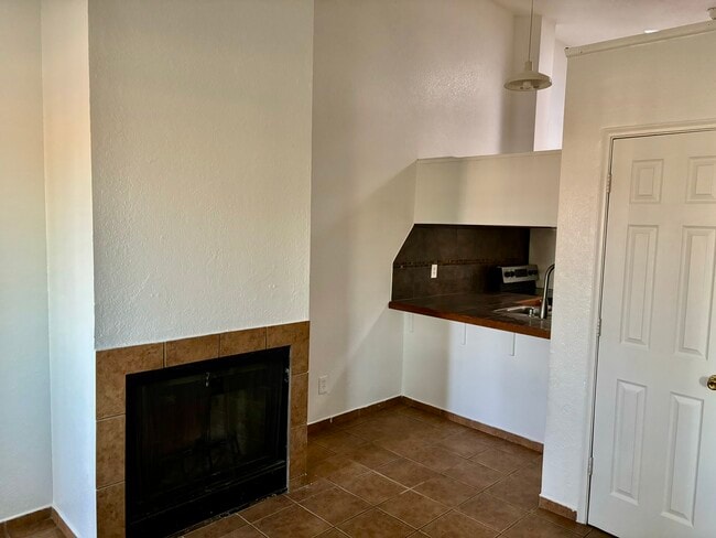 Building Photo - 411 E Thoroughbred St