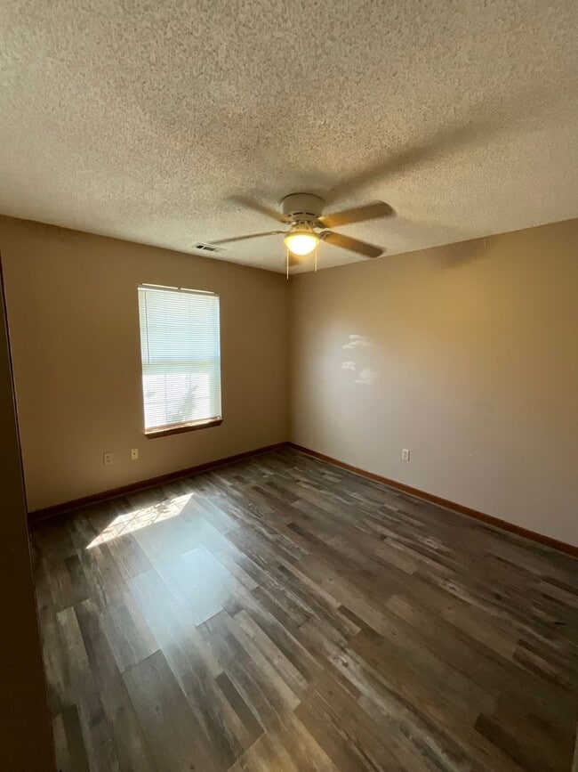 Building Photo - Townhouse in Marianna