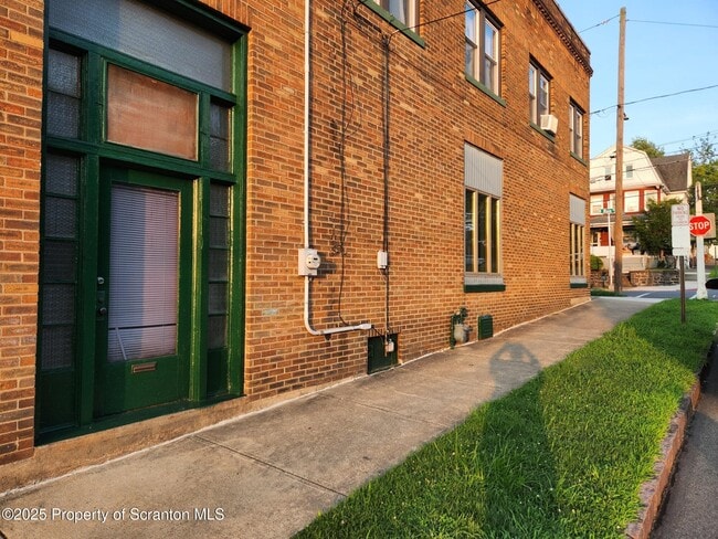 Building Photo - 580 E Main St