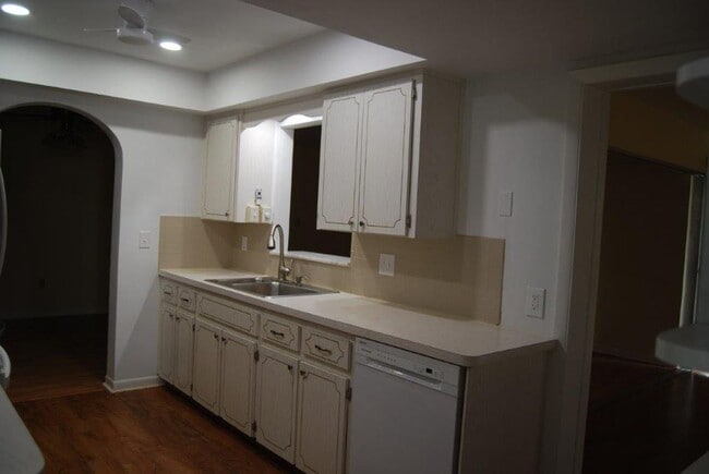 Building Photo - SEMINOLE HOME IN DESIRABLE CANTERBURY CHASE