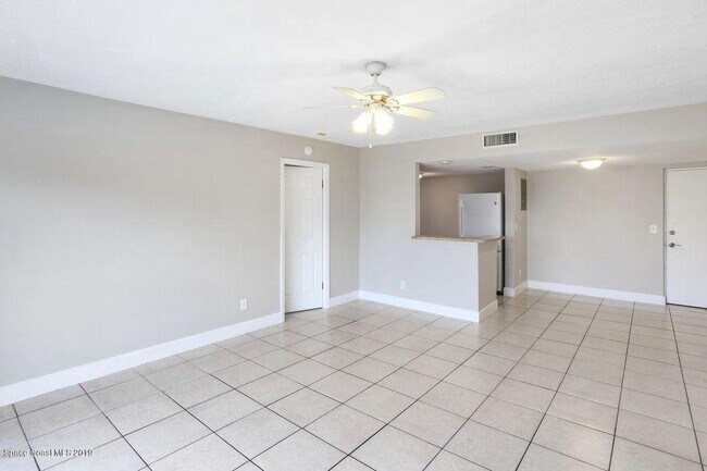 Building Photo - 223 Columbia Dr