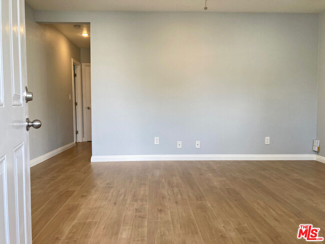 Foto del edificio - 3039 Hillcrest Dr