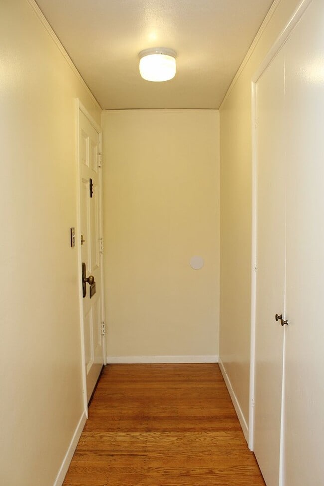 Building Photo - 1537-1543 SW Upper Hall St