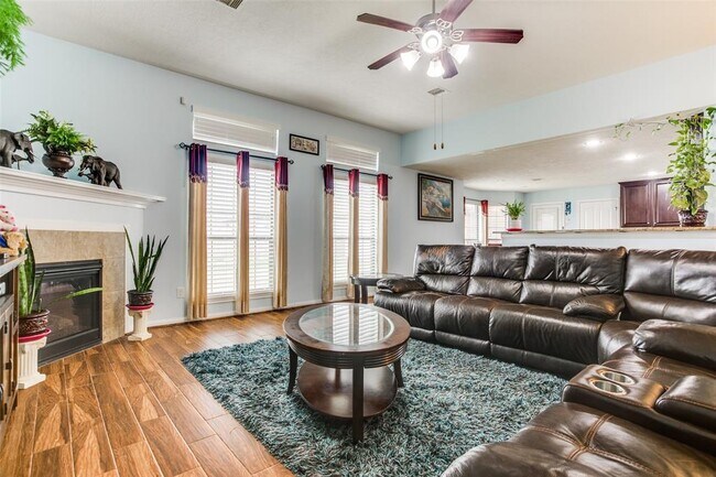 Foto del edificio - 2418 Grey Kirby Dr