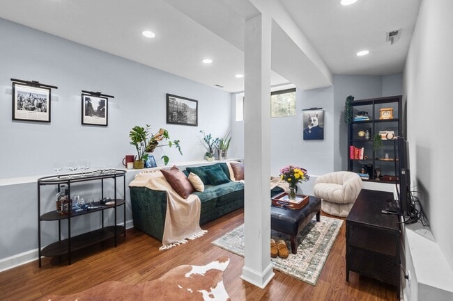 Foto del edificio - 4755 Malden St