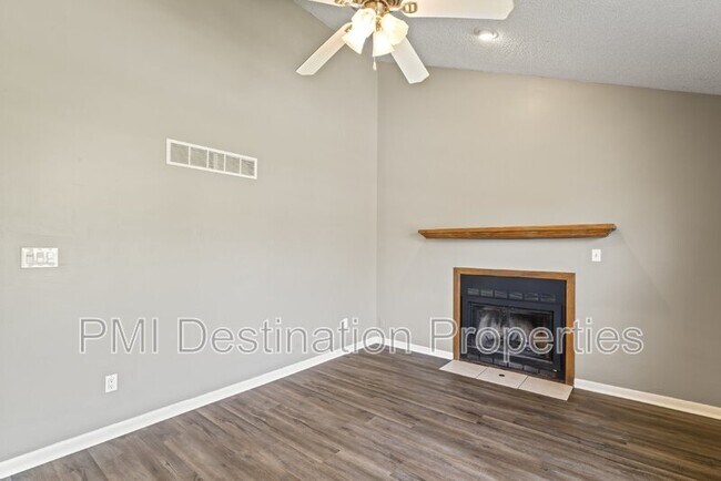 Building Photo - 525 NE Karapat Dr