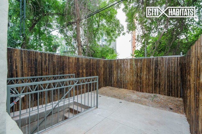 Building Photo - 336 Chauncey St