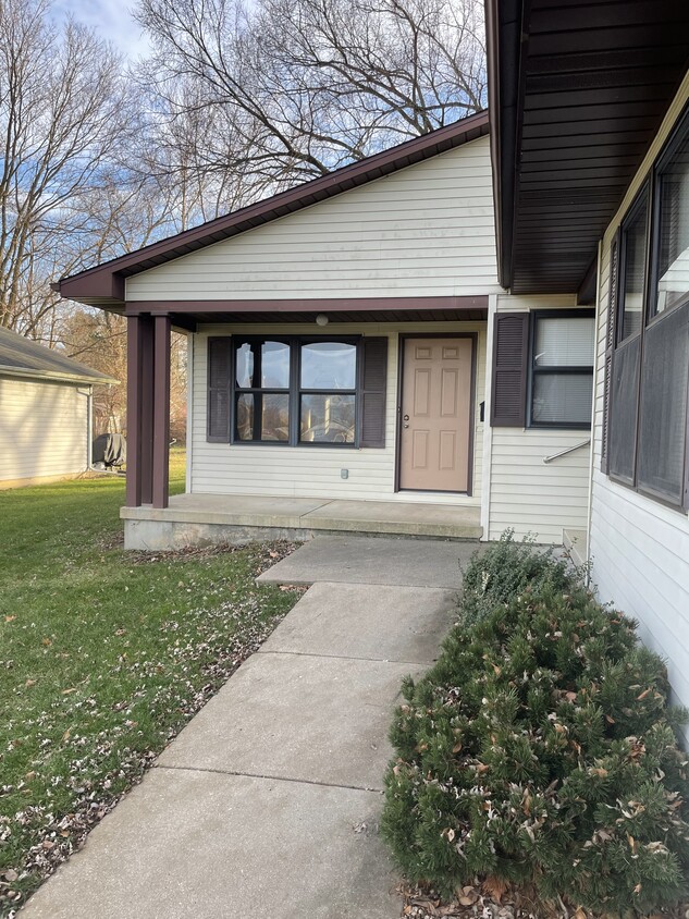 Front porch & entrance - 609 E Glover St