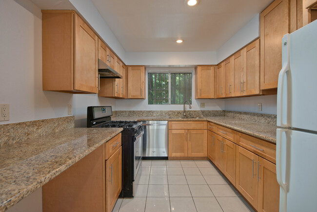 Building Photo - 1211 N Orange Grove Ave