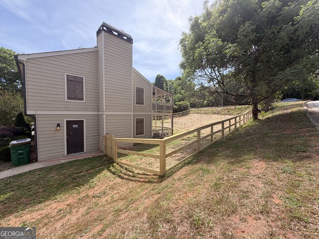 Building Photo - 102 Welch Pl