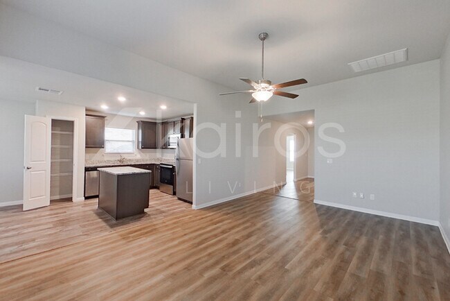 Building Photo - 713 St James Pl