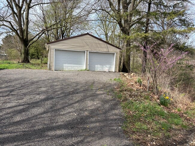 Building Photo - 4253 S Lakeshore Dr