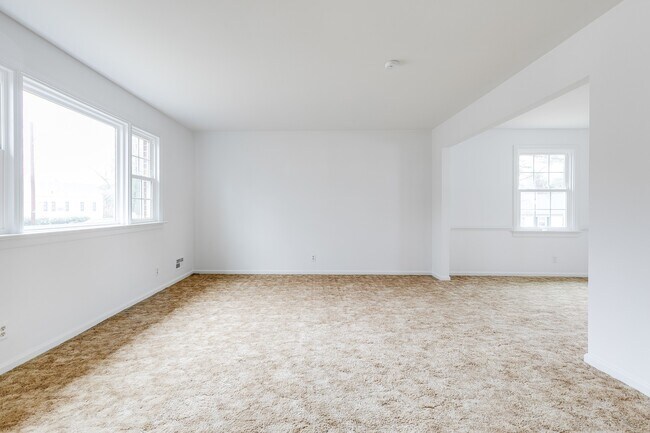 Building Photo - Large 4 Bedroom Tri-Level Home in the West...