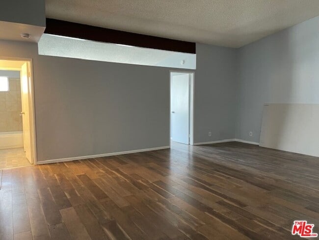 Building Photo - 1502 N Kenmore Ave