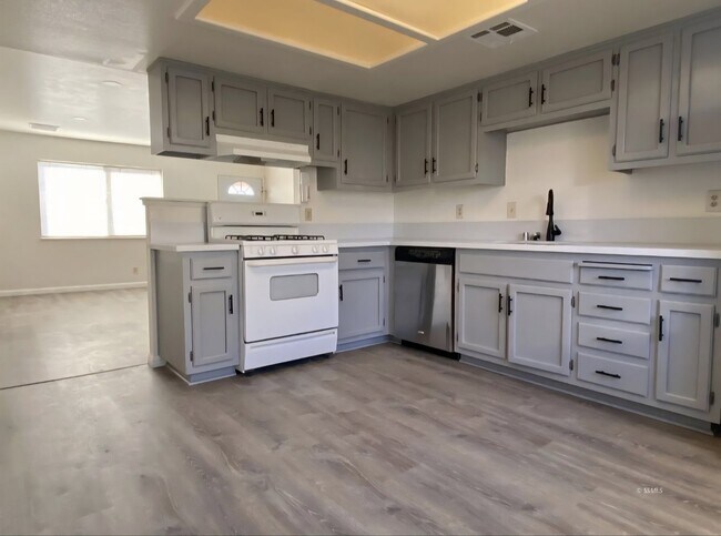 Foto del edificio - 1016 W Atkins Ave