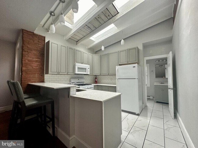 Building Photo - 141 Dupont St