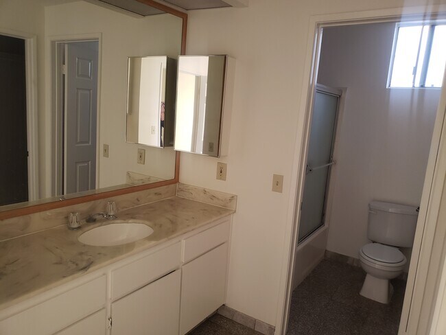 Master Bath - 635 Huntley Dr
