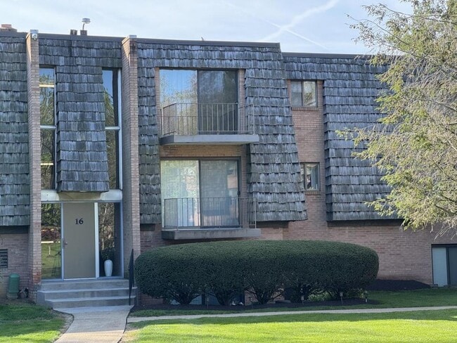 Foto del edificio - 1632 Forest Green Dr