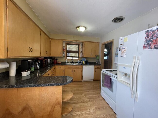 Foto del edificio - 4106 E 3rd St