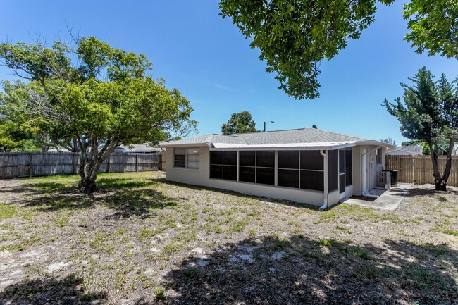 Foto del edificio - Spacious 2/1.5/1 in Port Richey