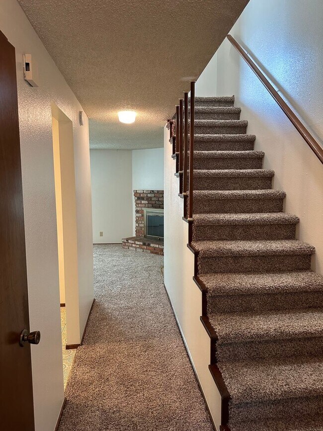 Foto del edificio - 2 bedroom 1.5 bathroom duplex in quiet Thu...