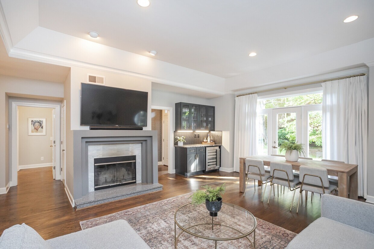 Primary Photo - 210 Westchase Dr