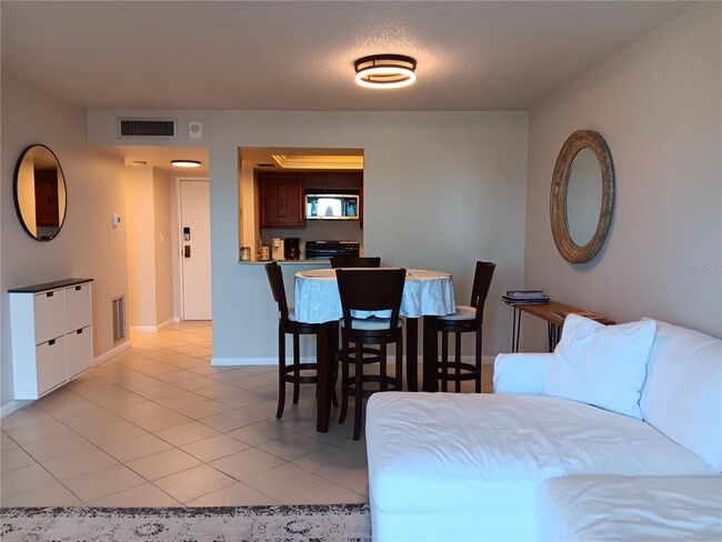 Foto del edificio - 4900 Brittany Dr S