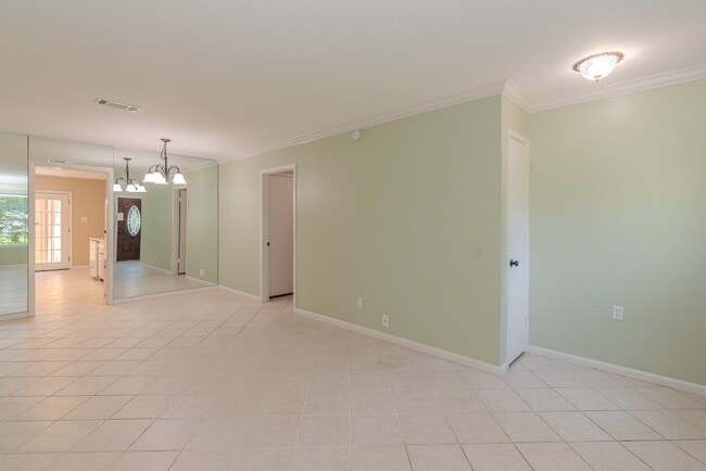 Building Photo - 495 Longmeadow Dr