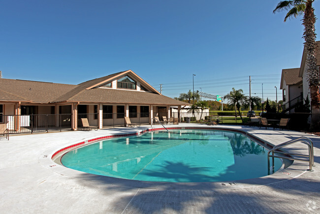 Piscina - Ravenwood Apartments