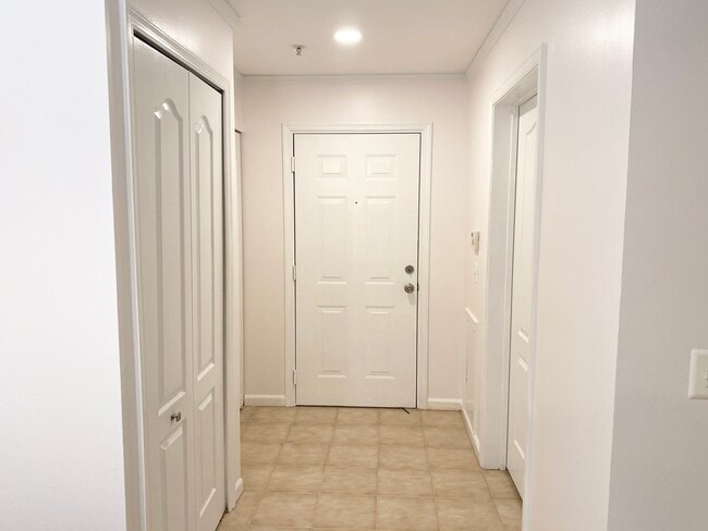 Building Photo - 8911 Town Center Cir