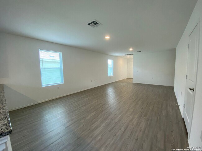 Foto del edificio - FALL INTO A NEW HOME WITH OUR MOVE-IN SPEC...