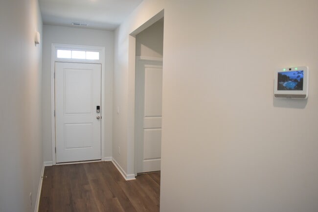 Building Photo - 832 Delta Ct