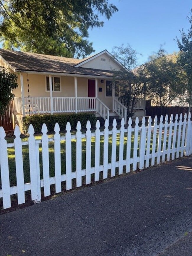 Building Photo - 807 Natoma St