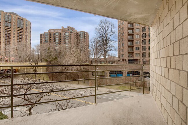 Building Photo - 1225 Lasalle Ave