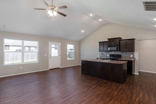 Foto del edificio - 4 Bedroom | 2 Bathroom | 3 Car Garage| Republic MO | Fenced Backyard!
