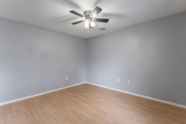 Foto del edificio - 2316-2318 Raven Ln