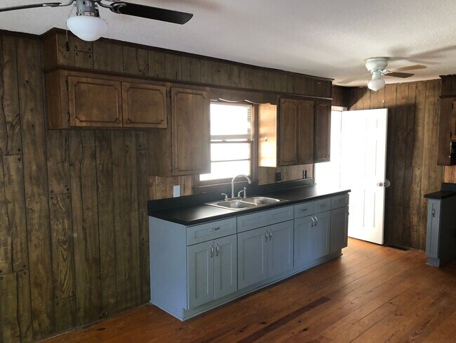 Foto del edificio - Newly remodeled home is located in Lancaster, SC 29720.