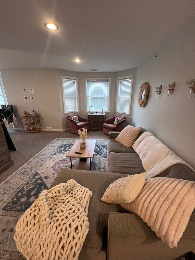 Building Photo - 99 Hillside St