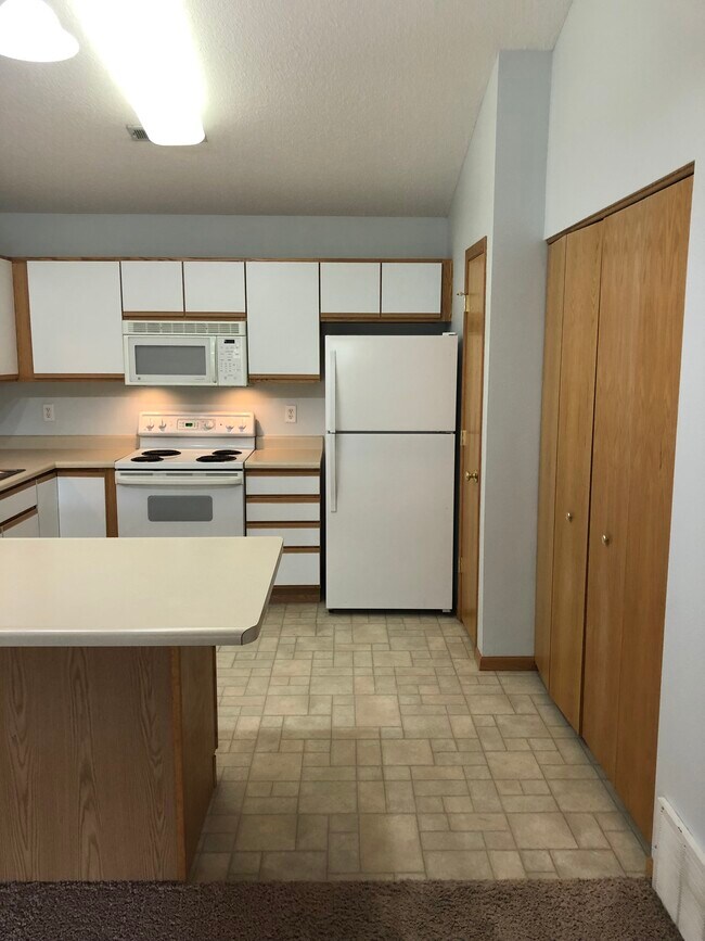oven/fridge/laundry closet - 2865 Coral Ct