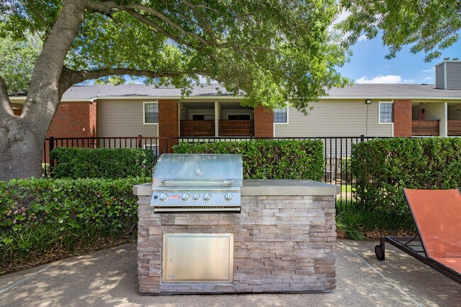 barbacoa EN LA PISCINA - The Jove Apartment Homes