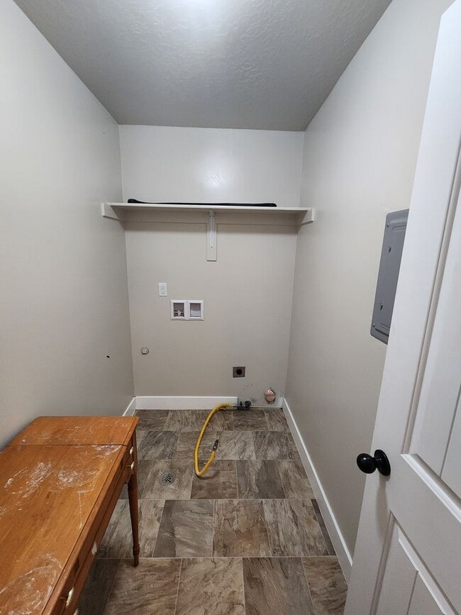 Building Photo - Charming Townhome